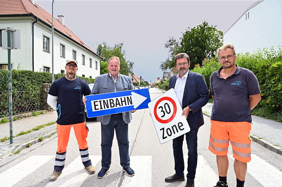 Marco Kuschal, Baustadtrat Manfred Daniel, Bürgermeister Gerhard Lentschig und  Roland Schröder (v. l.) beim Lokalaugenschein. 